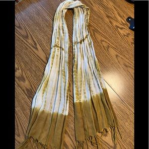 Brownish green patterned scarf.